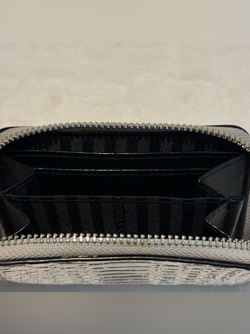 Victoria Secret Silver Metallic Snakeskin Embossed Zip Around Coin & Card Wallet - Picture 6 of 6